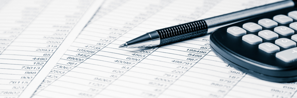 La compréhension de la valeur locative cadastrale peut être très utile pour les propriétaires valeur locative cadastrale – un stylo et une calculatrice sur un tableau de chiffres