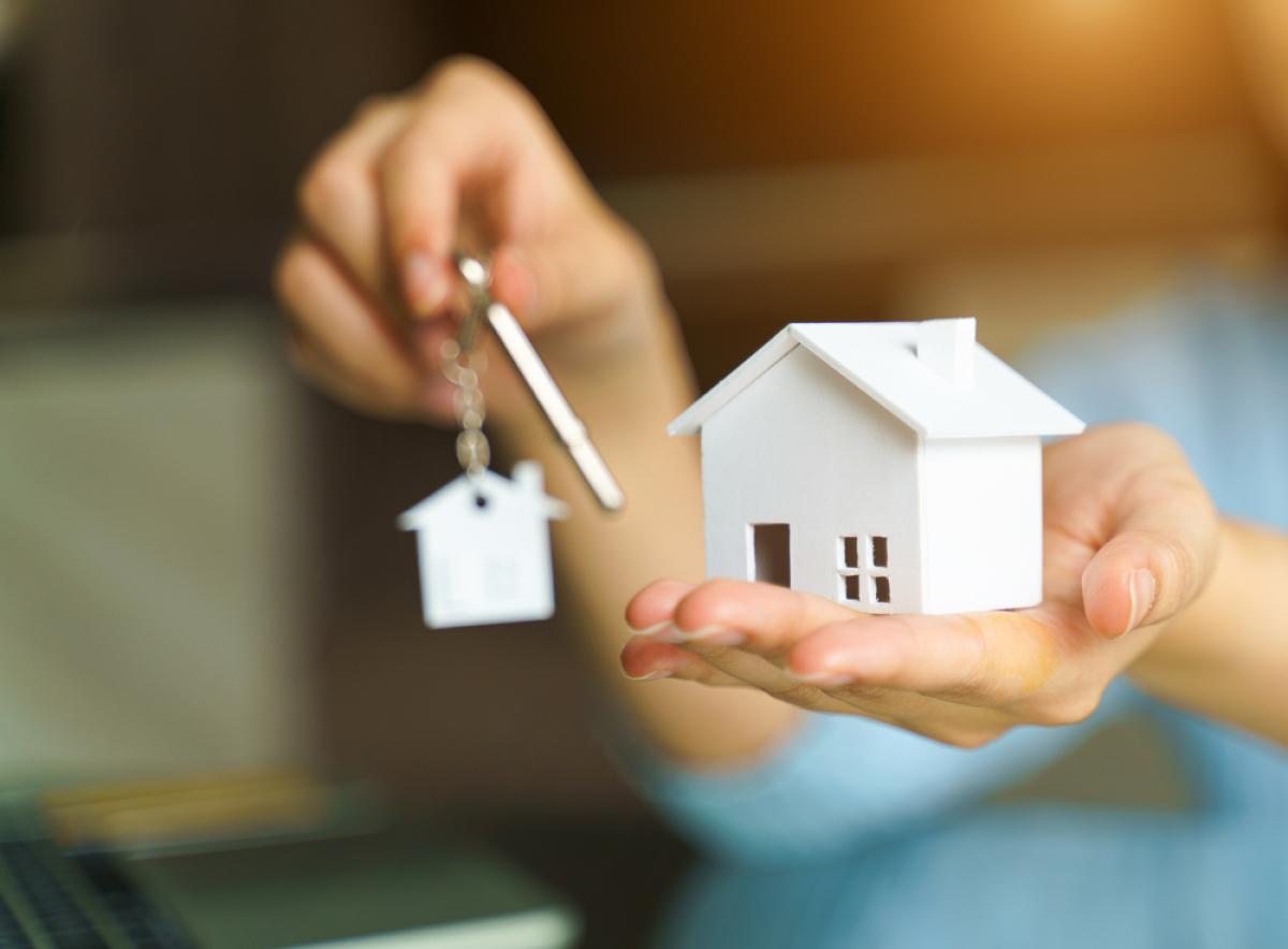 La loi Pinel permet d’investir sur l’avenir dans un logement neuf loi pinel location famille – une maison miniature dans une main et une clé dans l’autre