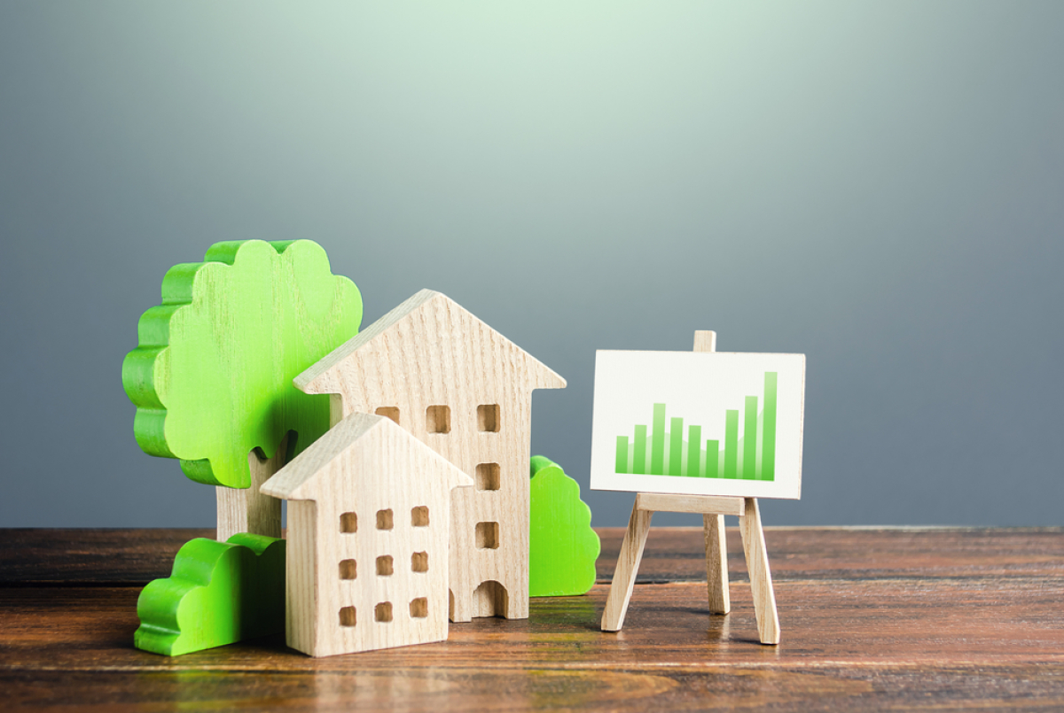La RE2020 a pour objectif de décarboner le parc immobilier français norme RE2020 – des maisons en bois avec des arbres et un graphique vert