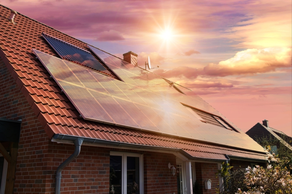 Les panneaux photovoltaïques font partie des sources d’énergie encouragées par la RE2020 norme RE2020 – des panneaux solaires installés sur une maison