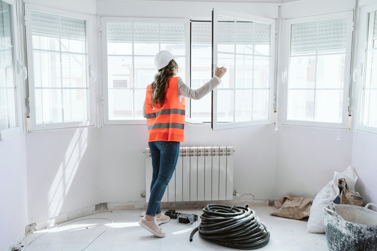 La rénovation des logements peut être très coûteuse selon l'état rénovation énergétique copropriétés – Une ouvrière contrôle l'installation des fenêtres