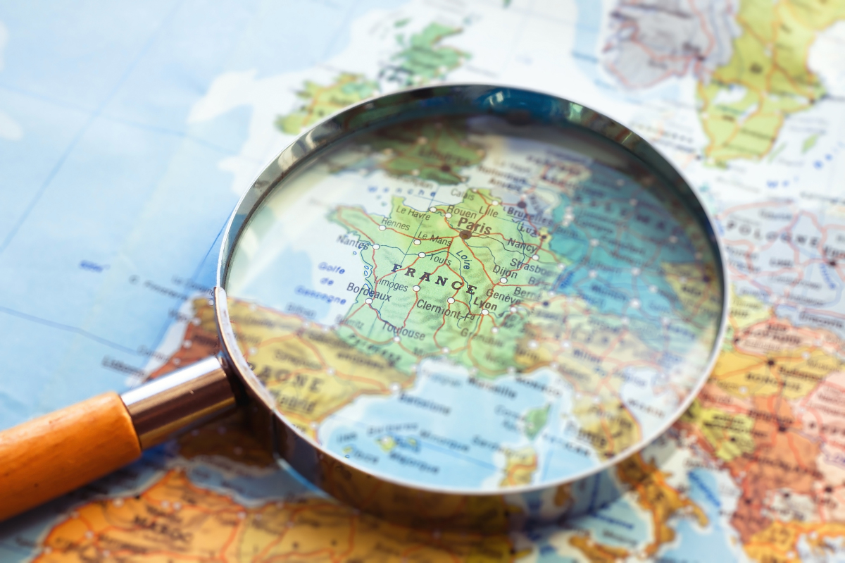 Le remaniement du zonage Pinel a fait entrer de nombreuses communes en zone tendue loi pinel 2024 les changements – une carte d’europe avec une loupe sur la France