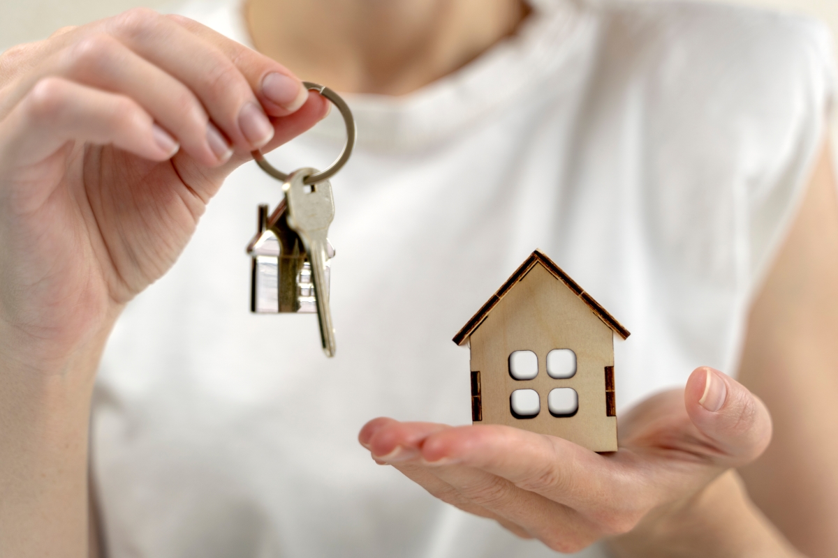 L’objectif est de permettre à tout un chacun de se loger décemment permis de louer montpellier – une maison de bois et des clés dans les mains d'une femme