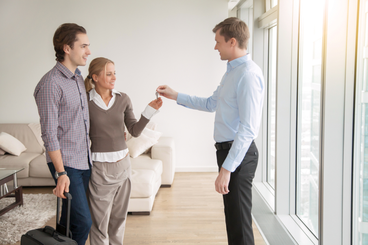 credit immobilier 2024 montpellier – un couple récupère les clés de leur nouvel appartement