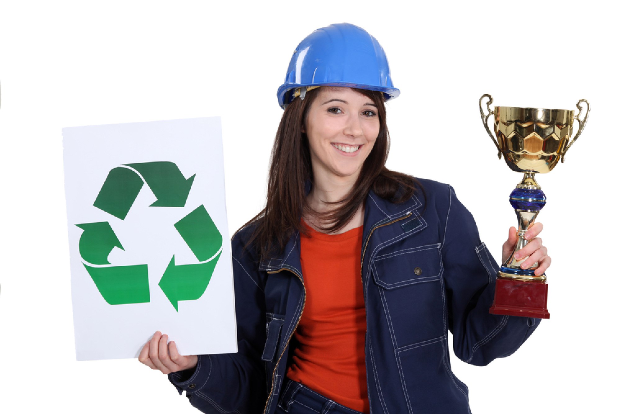 Une femme avec un casque de chantier tient un trophée dans une main et une pancarte avec le signe recyclage dans l'autre main