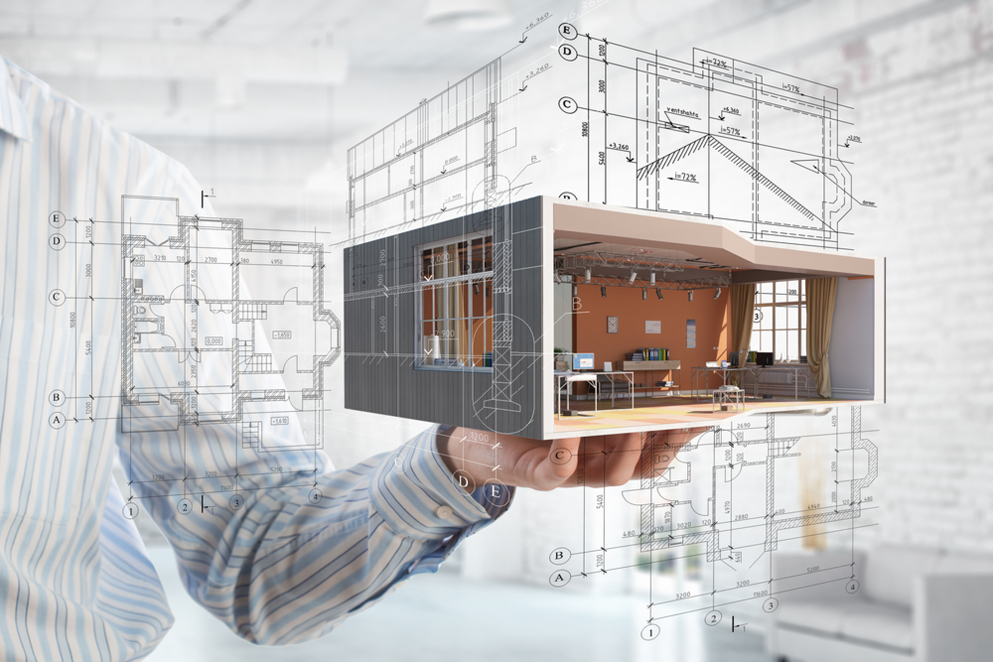 Un homme tient une maquette de maison entourée virtuellement de plans d'architecte