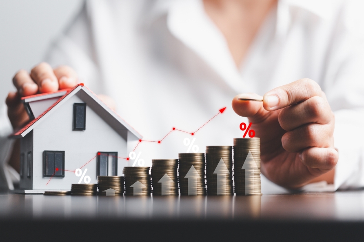crédit immobilier sur 30 ans – une maquette de maison avec des piles de pièces et un taux montant