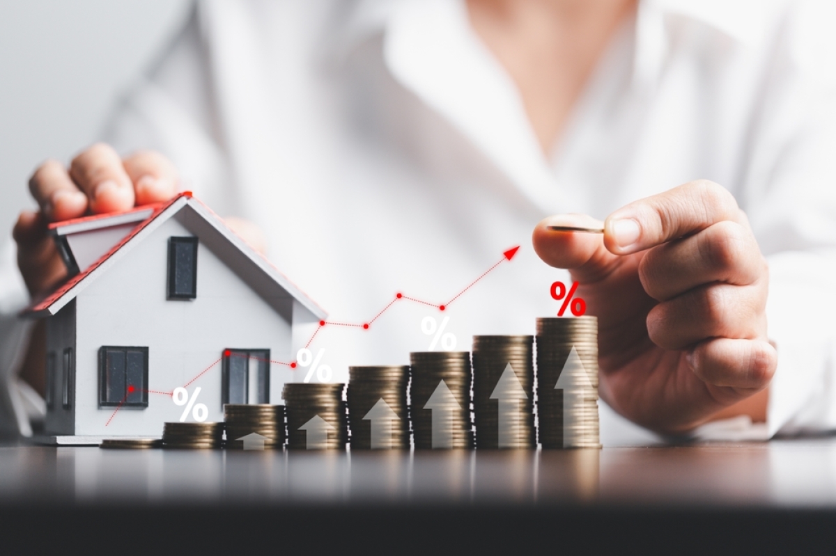 Les taux n’ont cessé d’augmenter mais se sont stabilisé ces derniers temps crédit immobilier sur 30 ans – une maquette de maison avec des piles de pièces et un taux montant