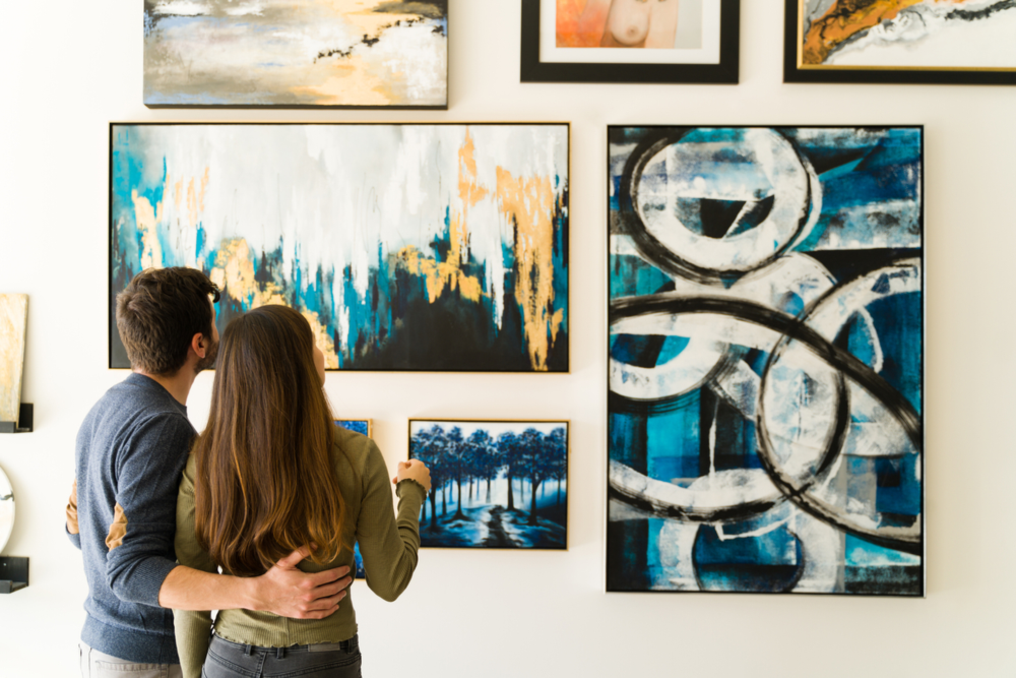 Un couple face à des œuvres d'art modernes