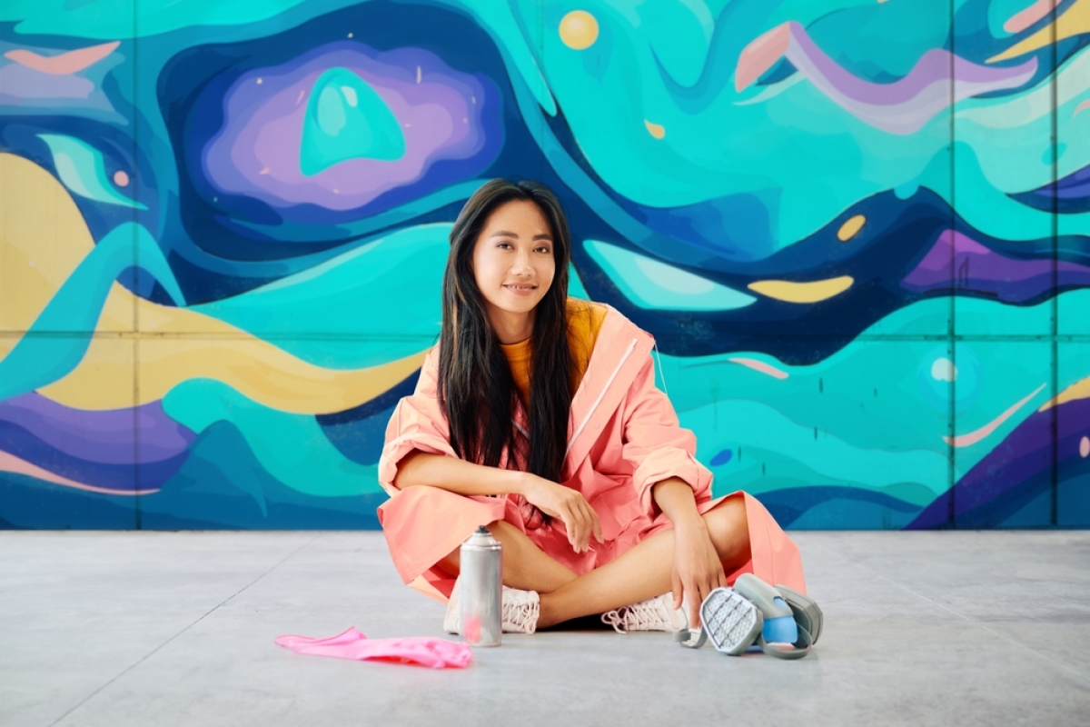 œuvre d’art immobilier montpellier – une artiste de rue pose devant son oeuvre