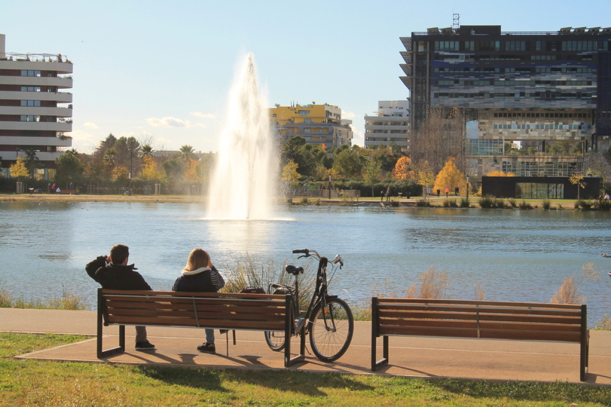 où investir à Montpellier en 2024 – deux personnes sur un banc devant le bassin Jacques Cœur à Port-Marianne