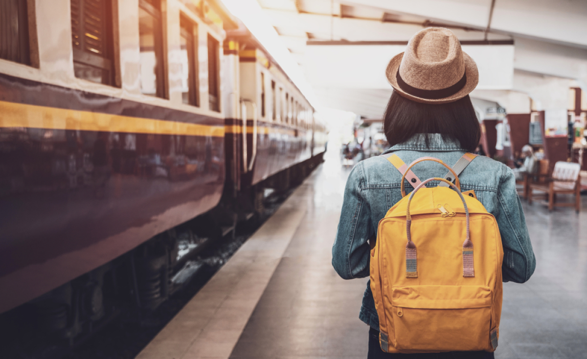 vivre à Béziers – une jeune femme se prépare à monter dans un train