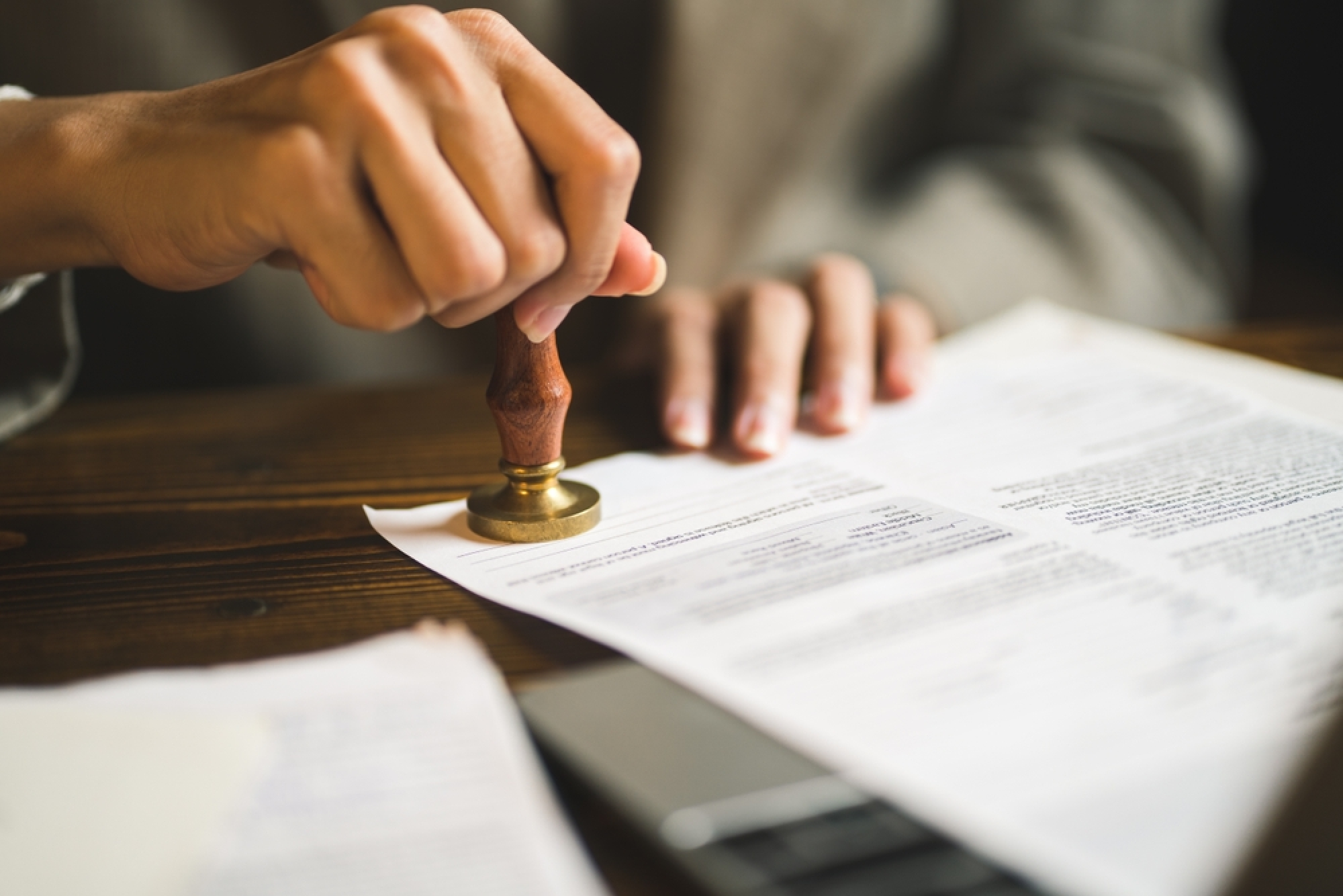 cachet de notaire en bas d'un contrat