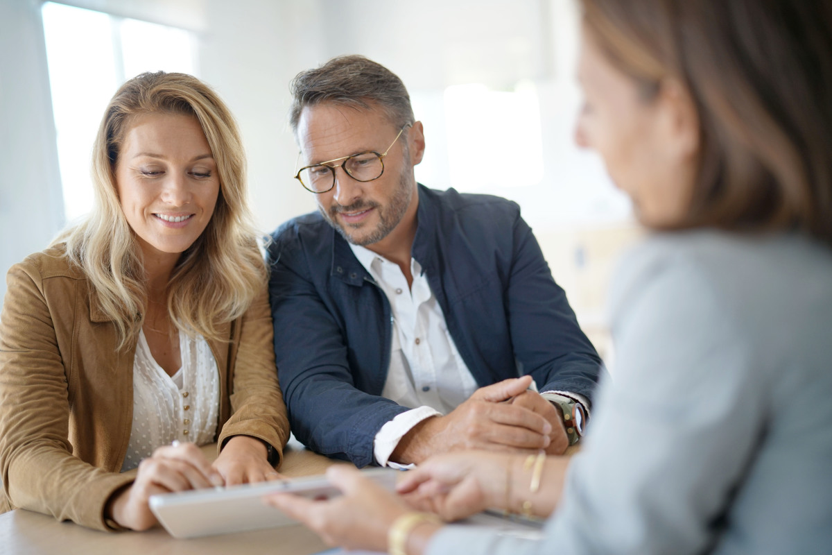 un couple d’investisseurs quadragénaires heureux