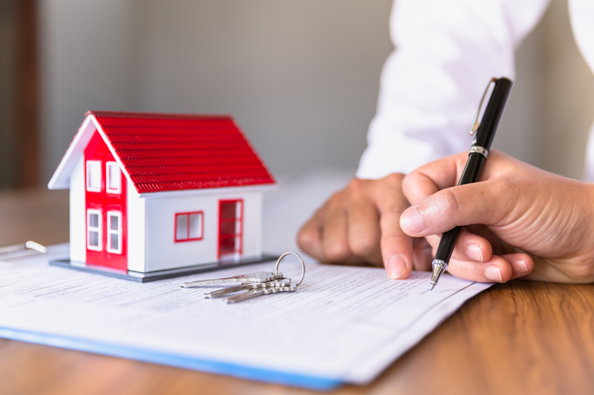 A la réception des travaux, il faut bien s’assurer que les TMA ont été respectés travaux modificatifs acquéreur – Une signature de contrat avec des clés et une maison