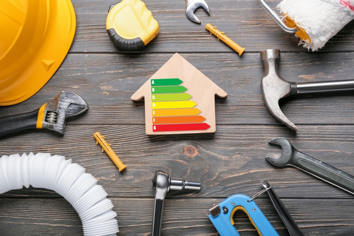 loi de finances 2024 immobilier – une maison en bois avec un DPE entourée par des outils