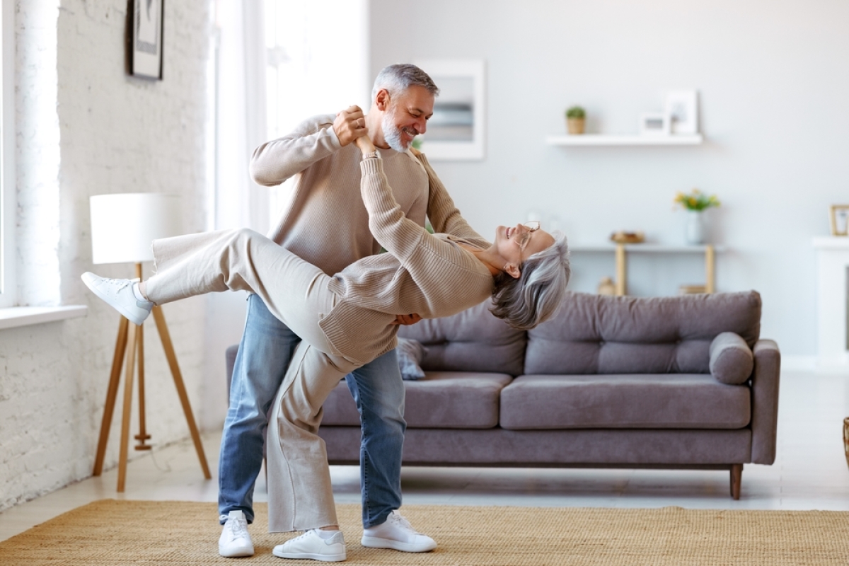 abattement fiscal – un couple de seniors dansent dans leur salon