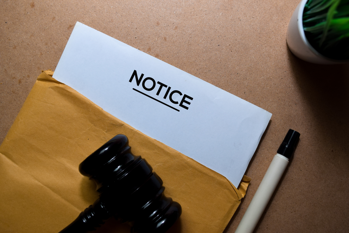 Des garanties et délais sont mis en place pour les indivisaires absents proposition de loi indivision successorale – un dossier écrit notice et un marteau de justice