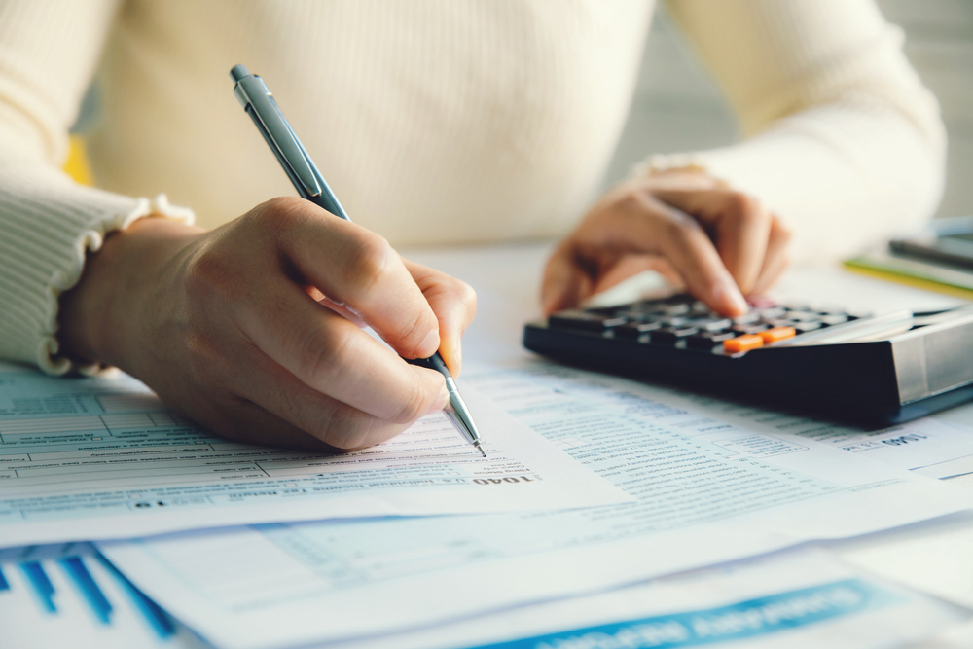 Une femme en train de remplir sa déclaration d'impôts