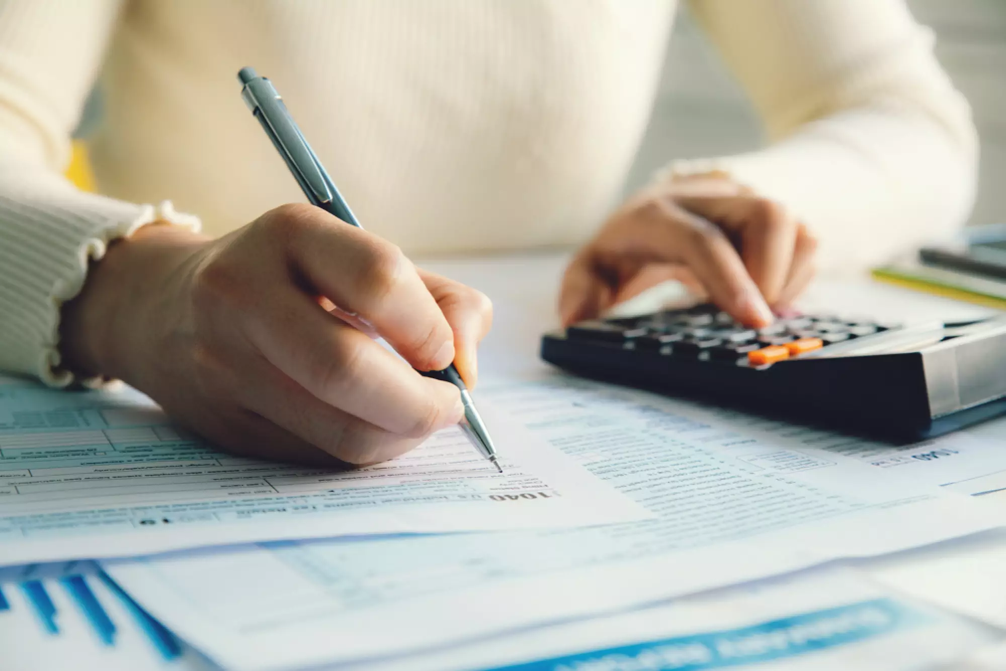 Une femme en train de remplir sa déclaration d'impôts