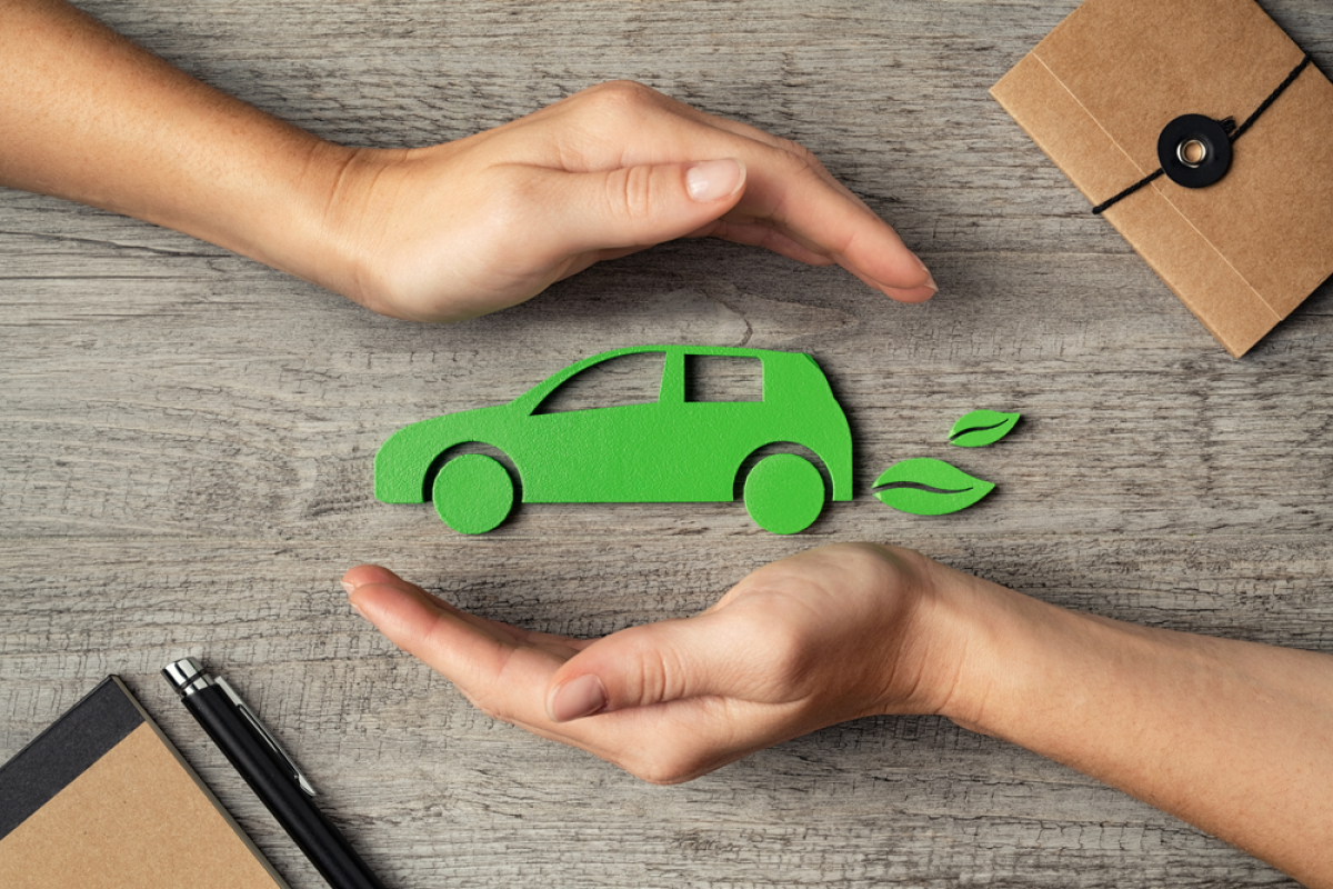 600 bornes de recharge électrique à Montpellier – une petite voiture verte entre deux mains