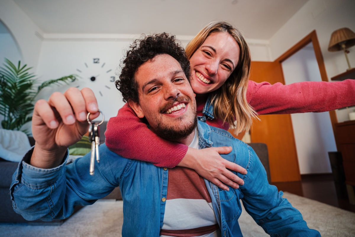 TVA réduite à 5,5 – Un couple qui montre les clés de son nouvel appartement