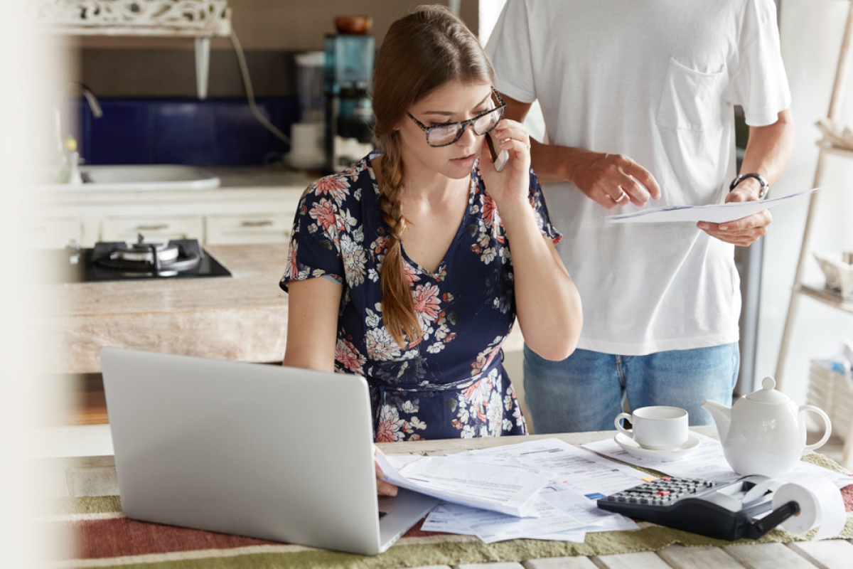 plus-value immobiliere – un couple travaille sur sa déclaration d’impôts