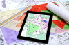 une tablette sur des plans de communes