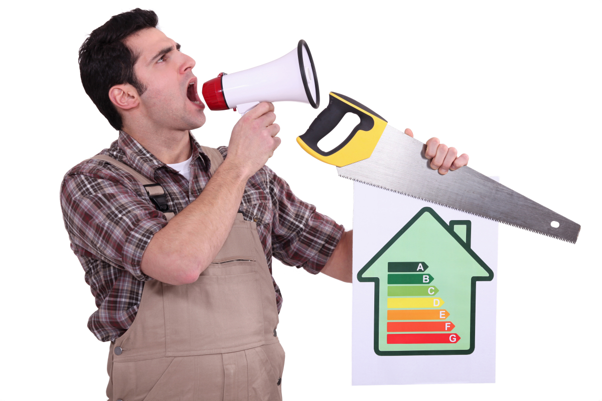 renovation energétique 2024 – un homme avec un panneau DPE et une scie crie dans un mégaphone 