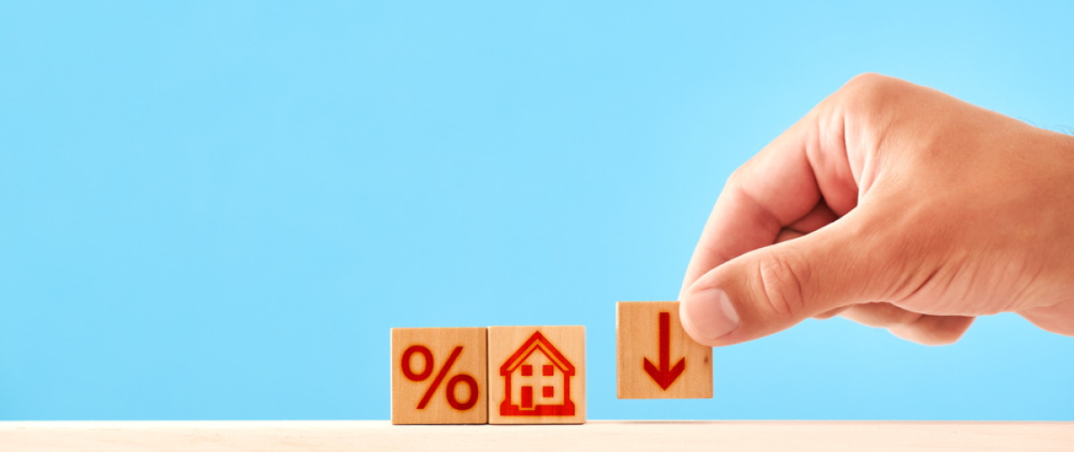 credit immobilier 2024 montpellier – 3 cubes avec des pictogrammes signifiant la baisse des taux de credit