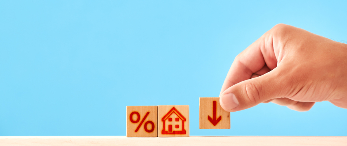 La TVA réduite est aussi un moyen de faire de belles économies sur un achat immobilier recuperation tva achat immobilier – 3 cubes avec des pictogrammes signifiant la baisse des taux de credit