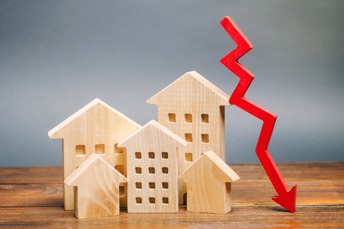statut bailleur privé amortissement comptable – des immeubles de bois et une flèche rouge qui pointe vers le bas