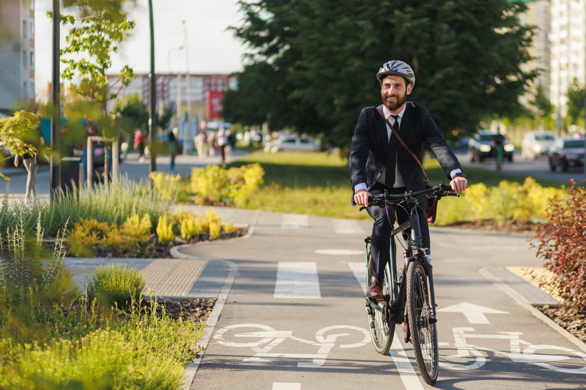 Castelnau-le-Lez a multiplié les mesures pour préserver la biodiversité castelnau le lez label territoire engagé pour la nature – un cycliste sur une piste cyclable