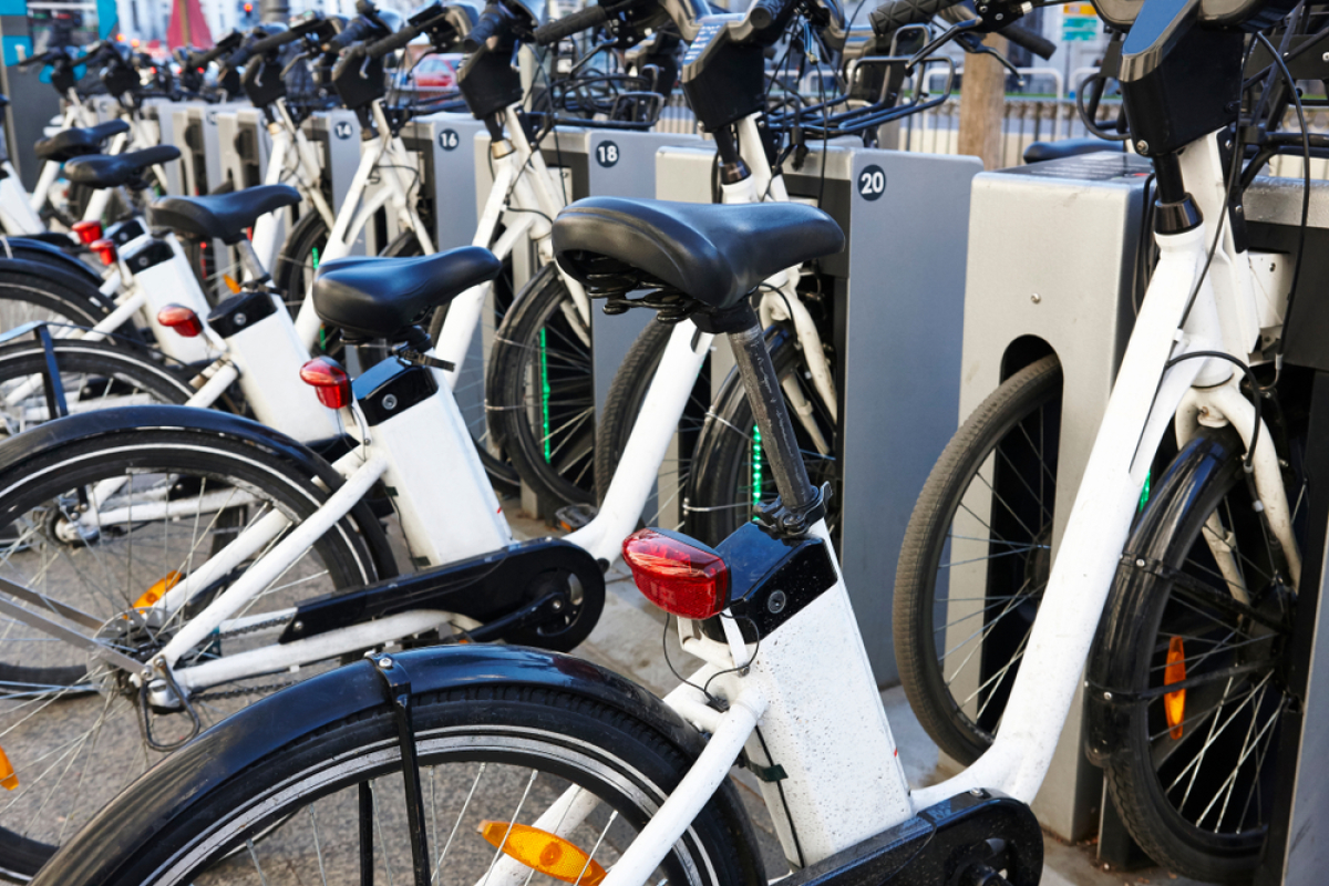 600 bornes de recharge électrique à Montpellier – Des vélos électriques qui chargent sur une borne