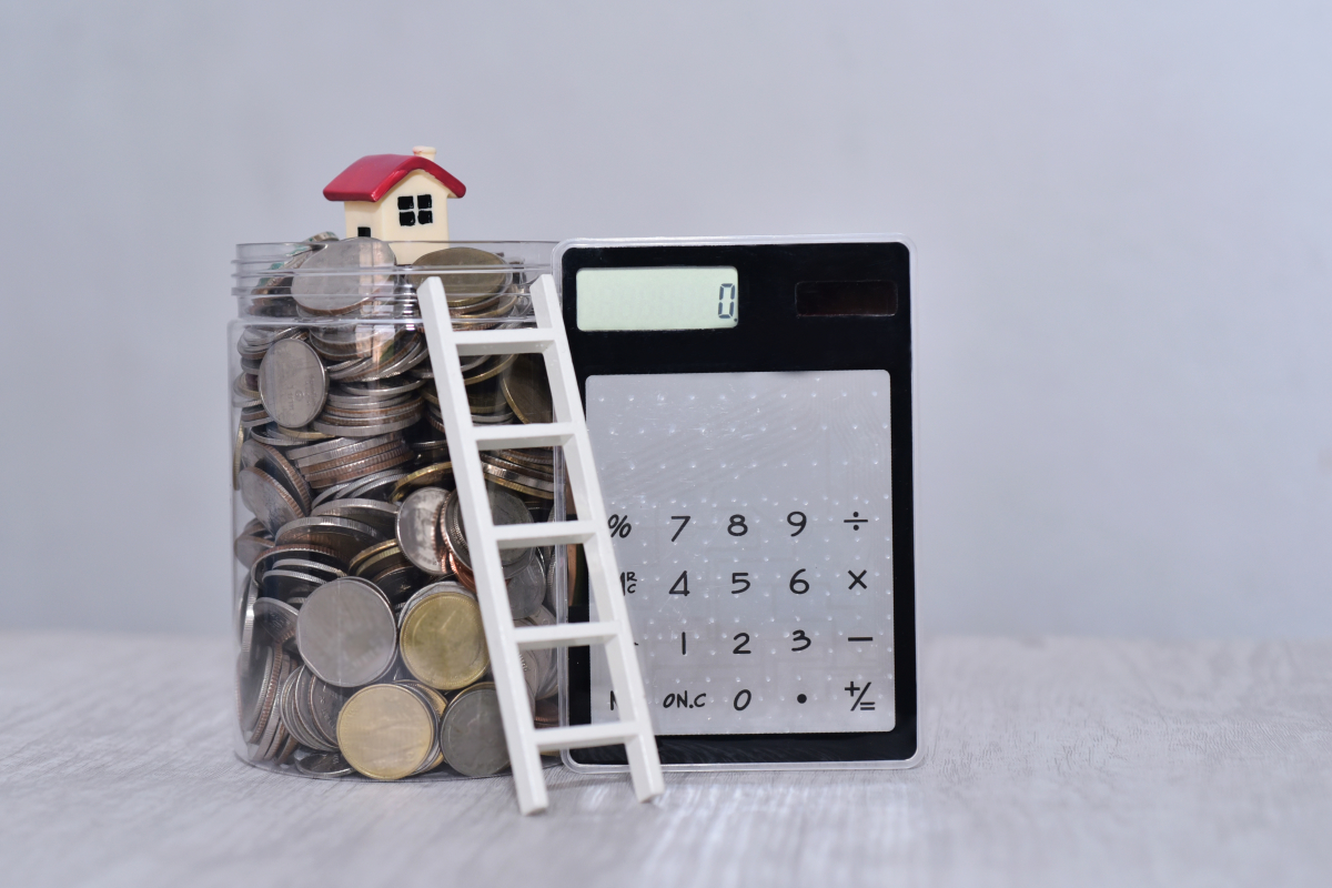 loi logement abordable montpellier – une maisonnette sur un bocal de pièce avec une échelle et une calculette