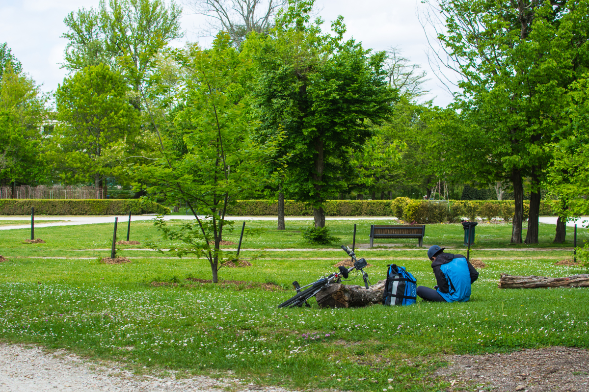 immobilier neuf à Toulouse – un cycliste fait une pause dans un parc