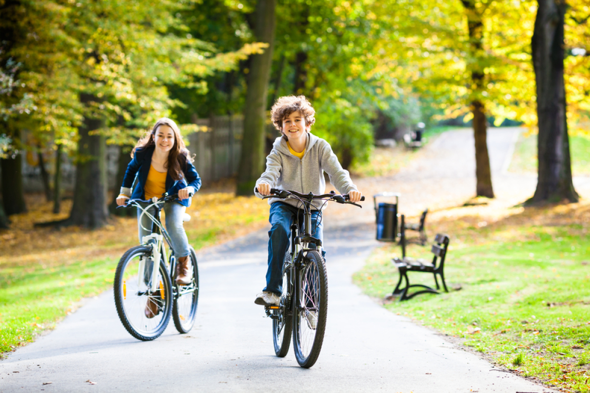 rénovation urbaine quartier cévennes Montpellier – deux enfants à vélo dans un parc 