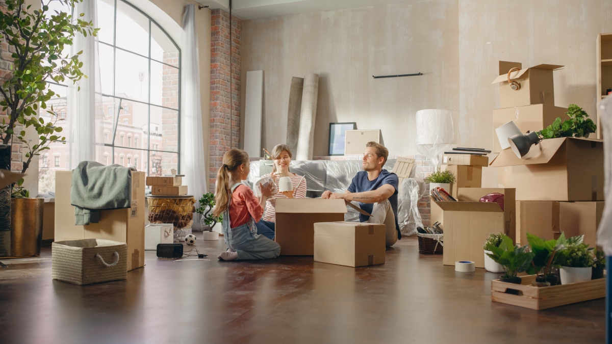 Beaucoup de primo-accédants vont pouvoir débloquer leurs dossiers dans les mois à venir baisse des taux – une famille en plein emménagement dans son salon
