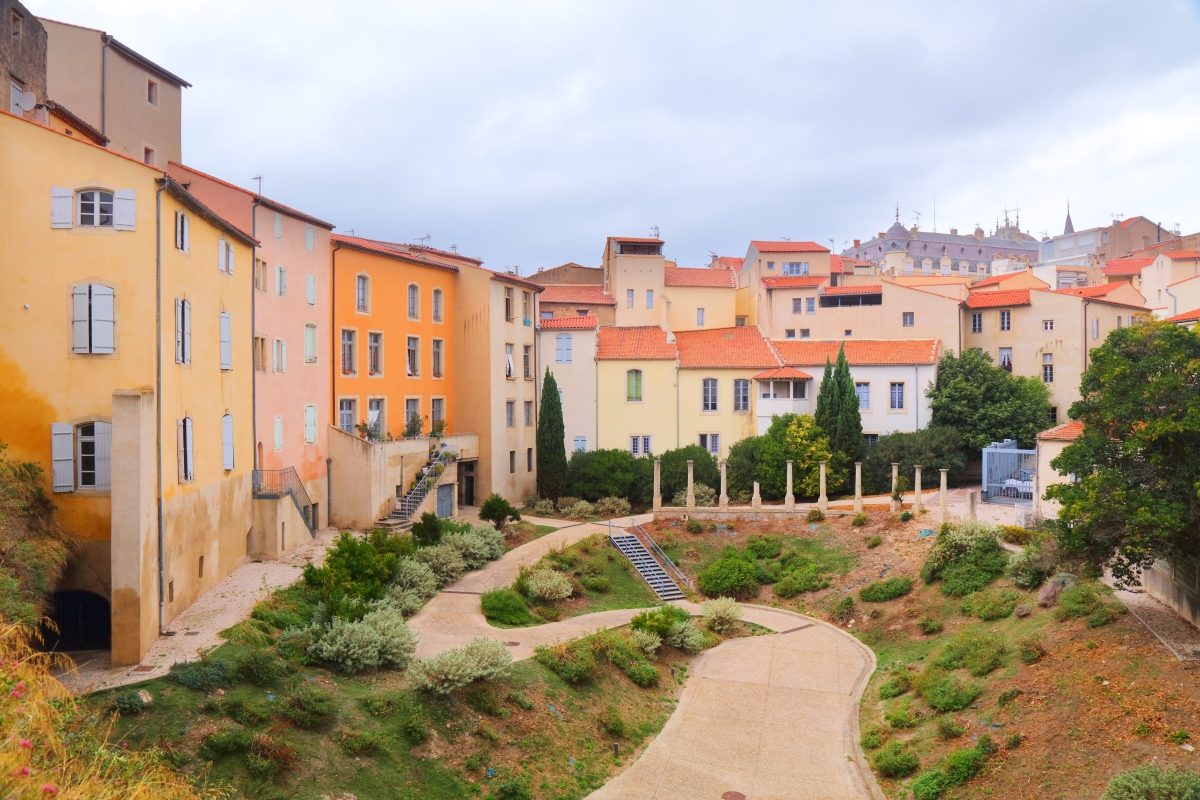 petits immeubles anciens entourant le jardin de l’amphithéâtre romain