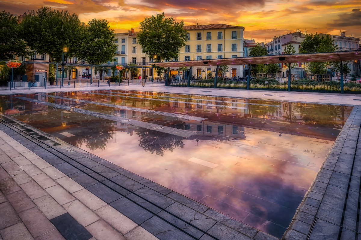  La place Jean Jaures récemment rénovée, au coucher du soleil