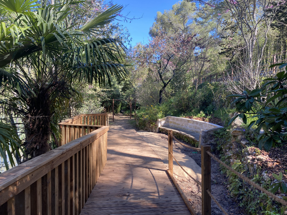 castelnau-le-lez inauguration du parc vincent sablé – une passerelle en bois dans le parc Vincent Sablé