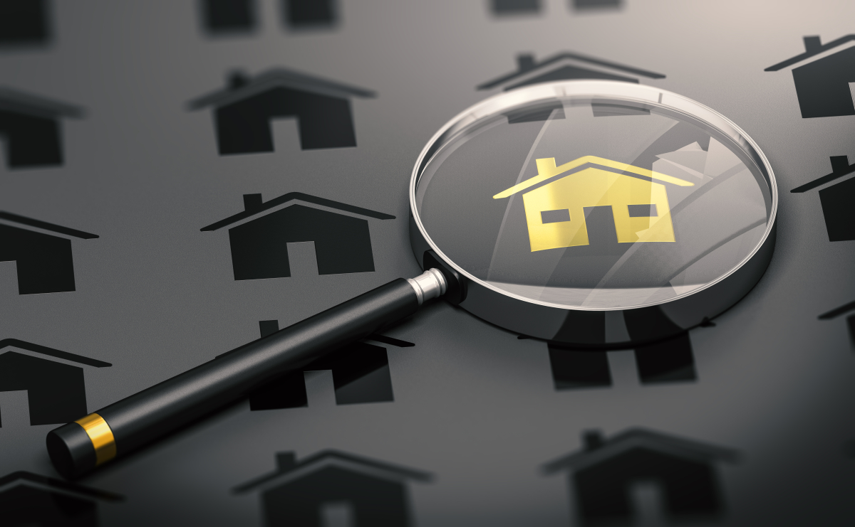 loi logement abordable montpellier – une loupe posée sur une maison dorée entourée de maisons sombres dessinées sur une feuille