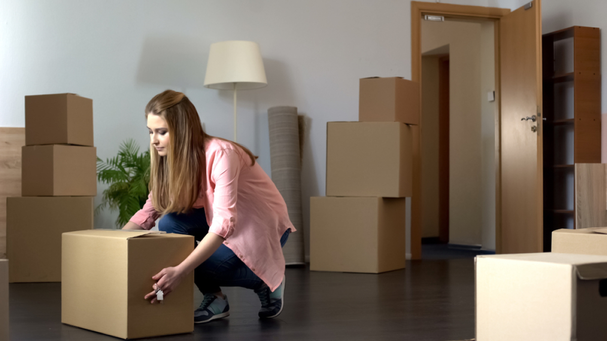 prix immobilier Hérault juin 2024 – une jeune femme pose son dernier carton dans son nouvel appartement