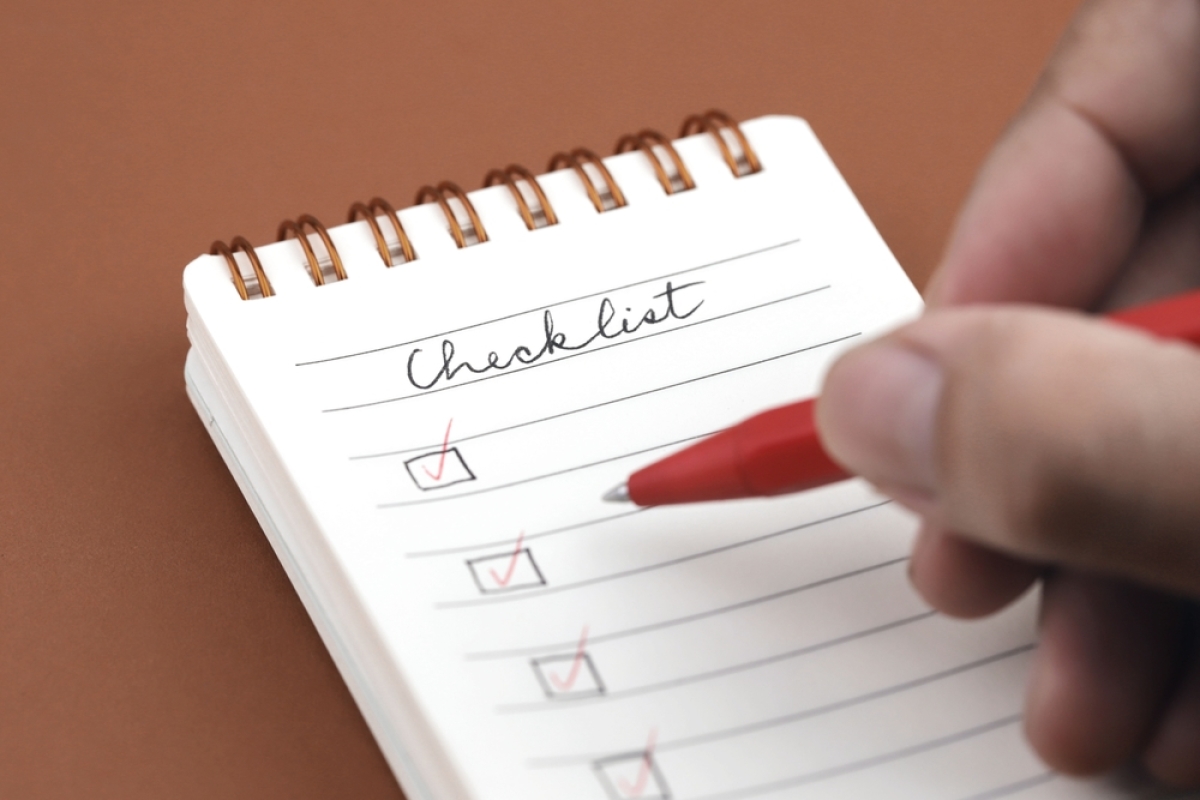 déclaration LMNP 2025 – quelqu'un coche des cases sur une checklist