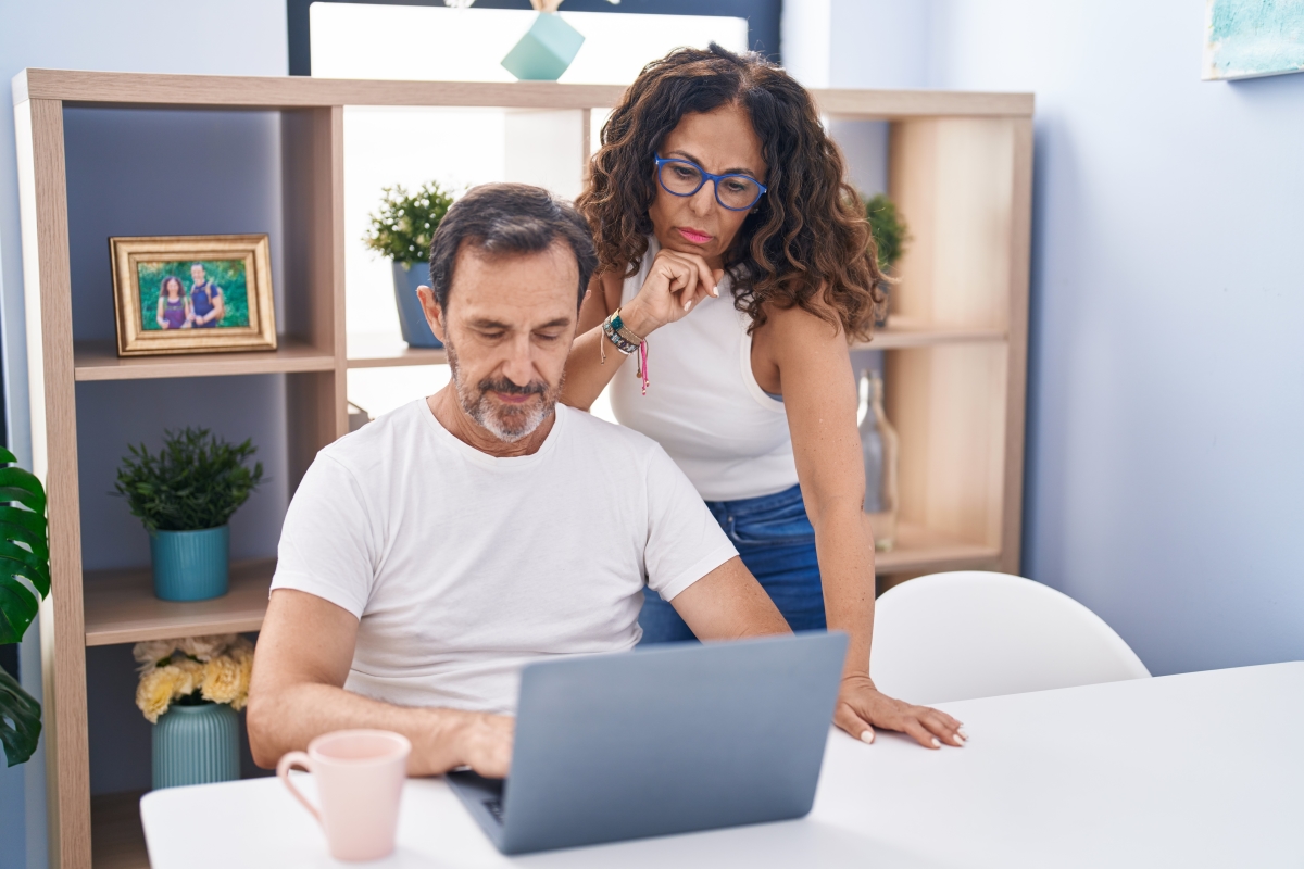 déclaration LMNP 2025 – couple investisseurs devant un ordinateur