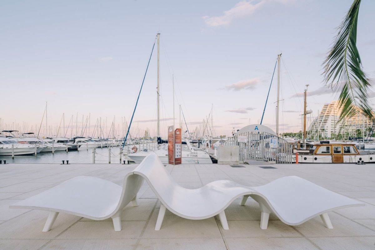 nouvelle promenade la grande motte – des bancs sur les nouveaux quais réaménagés