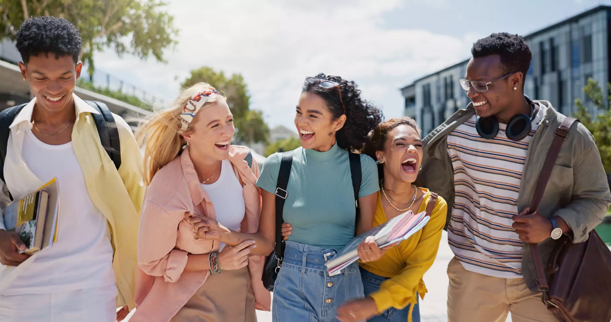 des étudiants hilares se tiennent les bras
