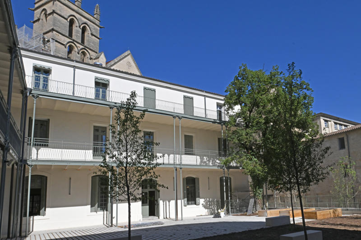 La réhabilitation du bâtiment a duré 2 ans inauguration école pierre et collette soulages montpellier – la cour extérieure de l’école