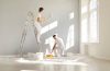 des artisans repeignent un mur
