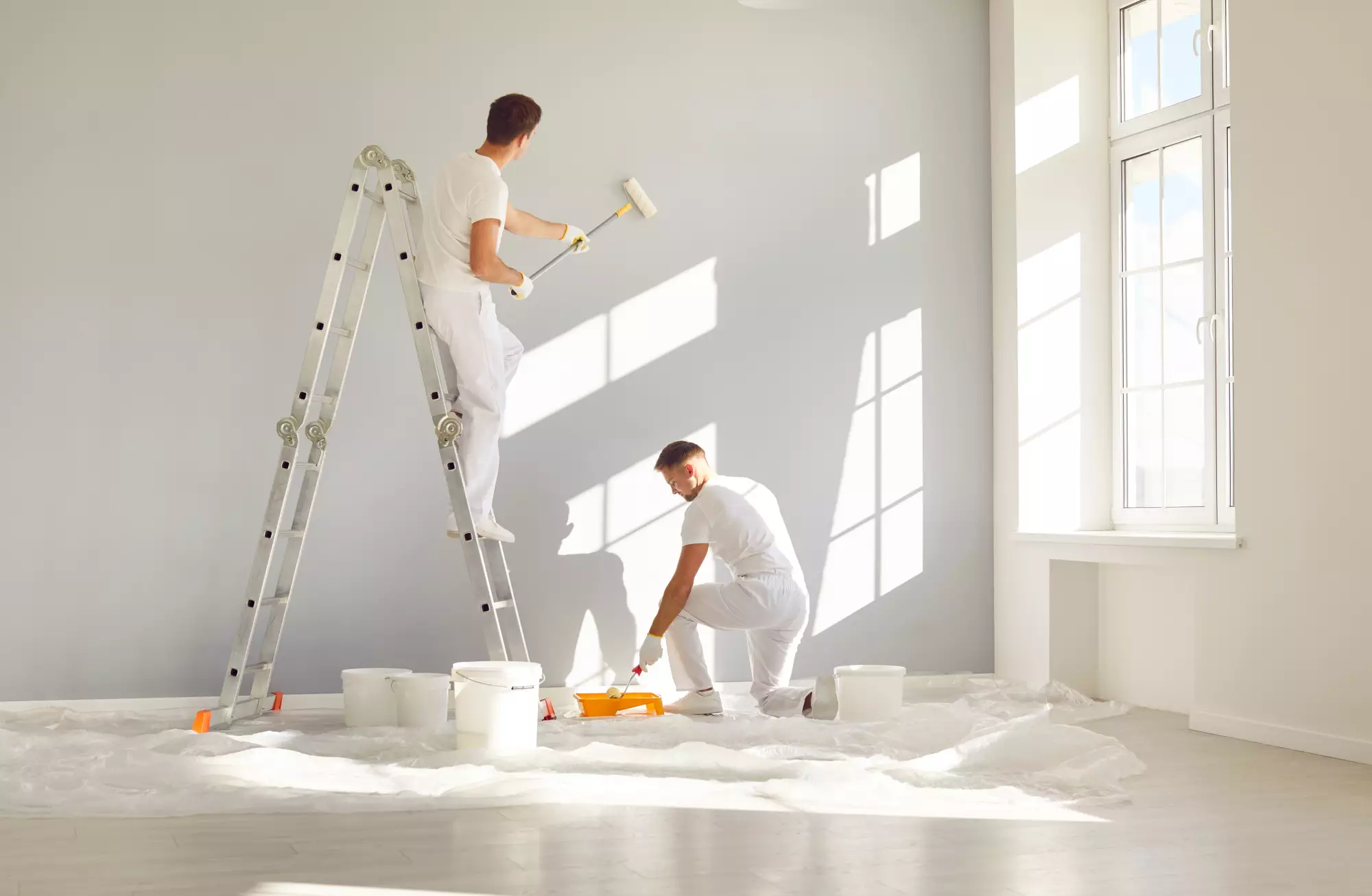 des artisans repeignent un mur